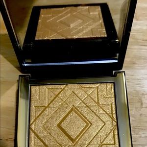 Artist Couture Diamond Luxe Luminizer Pressed Highlighter. Glow Money